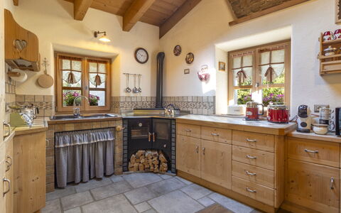 Chalet Ralon: Kitchen, Furniture, Interior Design, Wood, Flooring, Cabinetry, Countertop, Kitchen Appliance, Floor, Home