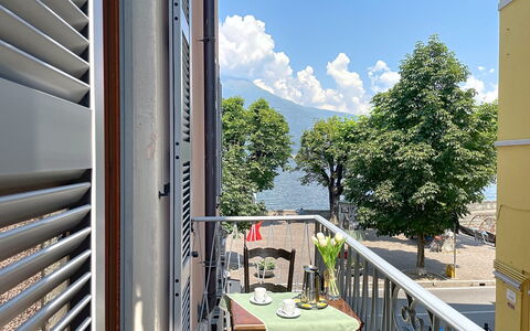 Una Finestra sul Lago: Apartment, Balcony, Houseplant, Flowerpot, Fence