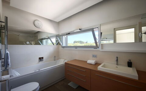 Villa Mulberry Garden - Esclusiva con Piscina Priv: Interior Design, Plumbing Fixture, Flooring, Ceiling, Floor, Sink, Tap, Bathroom, Plumbing, Lighting