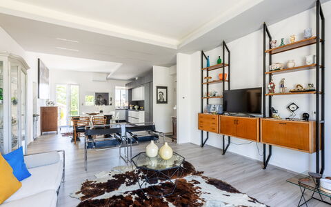 Art&Sea House: Furniture, Interior Design, Flooring, Wall, Wood, Floor, Ceiling, Living Room, Couch, Home