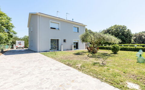 Art&Sea House: Residential Area, Shrub, Home, House, Driveway, Estate, Garden, Suburb, Landscaping, Shade