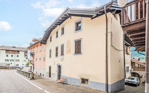 Silvia: Window, Wall, Building, Facade, Town, Residential Area, Architecture, House, Neighbourhood, Home