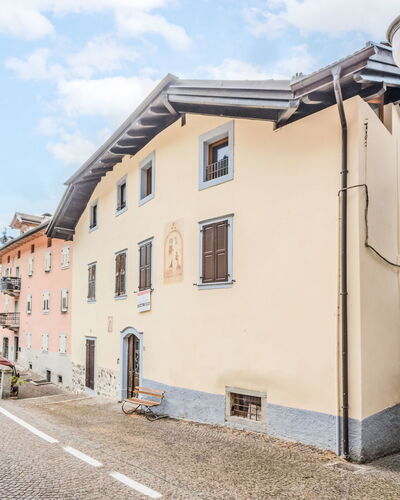 Silvia: Window, Wall, Building, Facade, Town, Residential Area, Architecture, House, Neighbourhood, Home