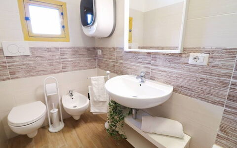 Casa Aurora a Otranto: Flooring, Toilet Seat, Floor, Interior Design, Toilet, Plumbing Fixture, Bathroom, Plumbing, Tile, Sink