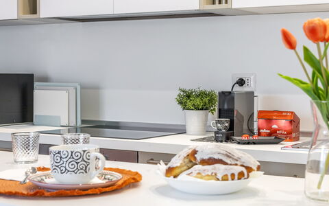 Suite Pineta: Kitchen Appliance, Interior Design, Kitchen, Countertop, Furniture, Tableware, Home Appliance, Cabinetry, Home, Fruit