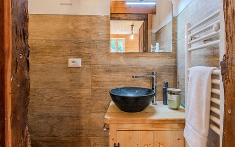 Sorico Albonico 697: Bathroom Sink, Flooring, Plumbing Fixture, Wall, Sink, Interior Design, Bathroom, Floor, Wood, Tap