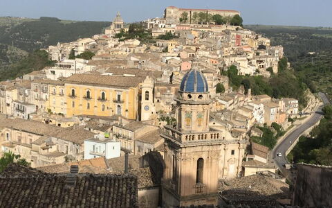 La Casa in Riva al Mare: Building, Wall, City, Roof, Neighbourhood, Residential Area, Town, Architecture, House, Human Settlement