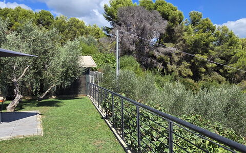 Villa Pineta della Rovere: Shade, Garden, Fence, Backyard, Handrail, Landscaping, Outdoor Furniture, Home Fencing