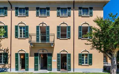 Cà Pendula: Facade, Residential Area, Home, Door, Estate, Balcony, Villa, Mansion, Hacienda