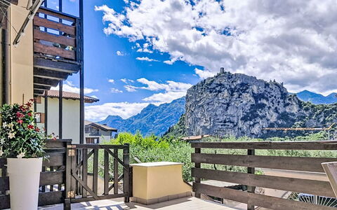 Edera: Mountain, Hill, Mountain Range, Hill Station, Balcony, Valley, Ridge, Alps, Fence, Porch