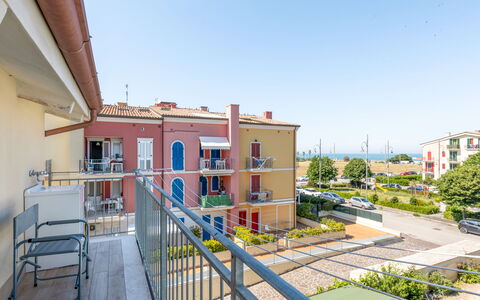 Seaside Apartment: Apartment, Urban Design, Condominium, Mixed-Use, Balcony, Parking