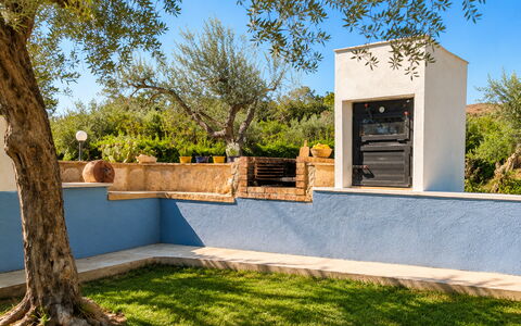 Villa le 2 Emme: Blue, Shrub, Garden, Composite Material, Landscaping, Shade, Concrete, Design, Backyard, Swimming Pool