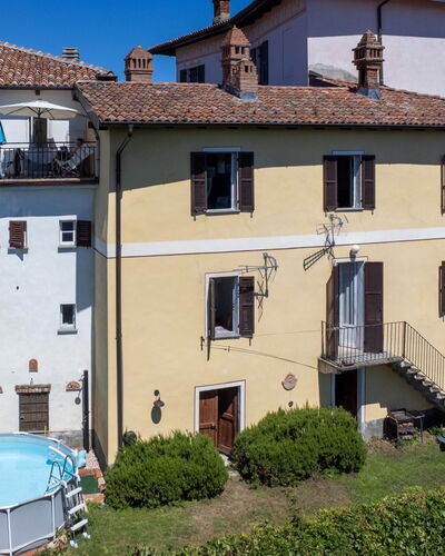 Queen Bee: Residential Area, Home, Door, Balcony, Sash Window, Villa, Houseplant, Plaster