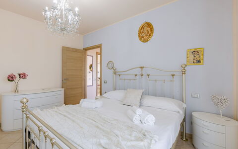 Sweet Loreto: Furniture, Bed, Bedroom, Interior Design, Wood, Floor, Flooring, Bedding, Bed Sheet, Lighting