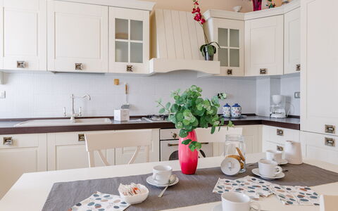 Sweet Loreto: Furniture, Kitchen, Interior Design, Cabinetry, Countertop, Wood, Tableware, Kitchen Appliance, Flooring, Home