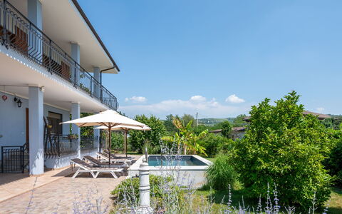 Ca' Del Viaggiatore: Building, Wall, Window, Residential Area, Neighbourhood, Facade, House, Town, Home, Balcony