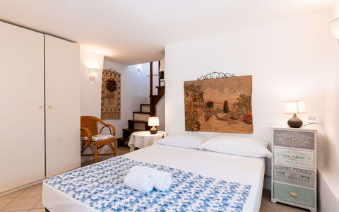 Casetta Pantasina: Furniture, Apartment, Bedroom, Houseplant, Resort, Flowerpot, Chair, Bed, Hotel, Bedding