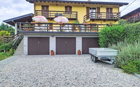Bb10 Oasi: Building, Wall, Window, Residential Area, Neighbourhood, Facade, House, Town, Home, Balcony