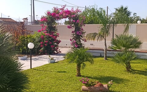 Villa Gloria: Flower, Shrub, Pink, Garden, Flowering Plant, Spring, Landscaping, Lawn, Yard