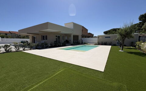 Villa Marzia - Augusta: Lawn, Garden, Artificial Turf, Estate, Yard, Landscaping, Backyard, Shade, Villa, Courtyard