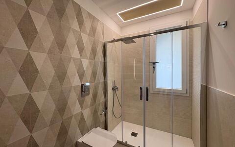 Villa Marzia - Augusta: Flooring, Floor, Wall, Interior Design, Wood, Ceiling, Plumbing Fixture, Tile, Bathroom, Brown