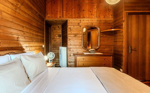 Casa Gloria: Wood, Interior Design, Ceiling, Flooring, Floor, Lighting, Furniture, Bedroom, Bed, Light Fixture