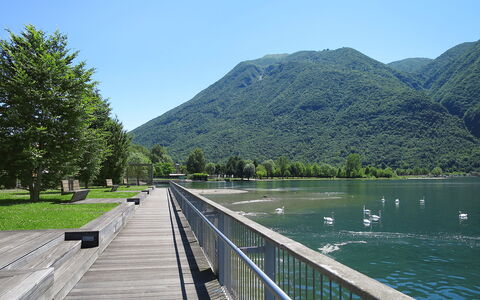 Casa Gloria: Water, Water Resources, Body Of Water, Waterway, Bank, Watercourse, Hill, Highland, Lake, Hill Station
