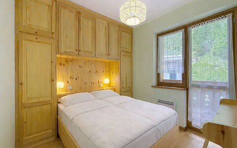 Anny: Wood, Interior Design, Ceiling, Bedroom, Floor, Flooring, Room, Bed, Home, Wood Stain