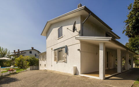 Villa Eva: Building, Window, House, Home, Residential Area, Architecture, Roof, Door, Human Settlement, Cottage