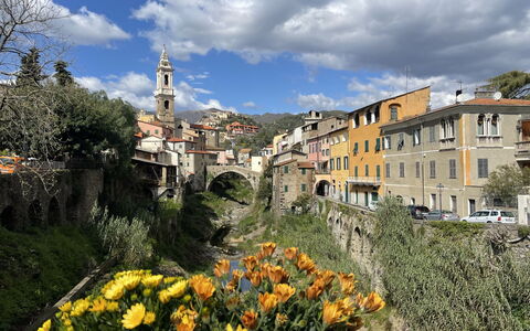 Oliver: Bridge, Building, City, Architecture, Arch Bridge, Neighbourhood, Arch, House, Human Settlement, Aqueduct