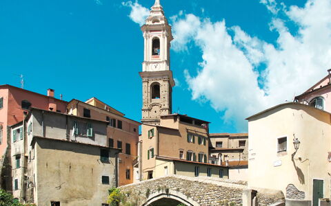 Oliver: Sky, Building, Window, City, Wall, Town, Steeple, Architecture, Facade, Neighbourhood