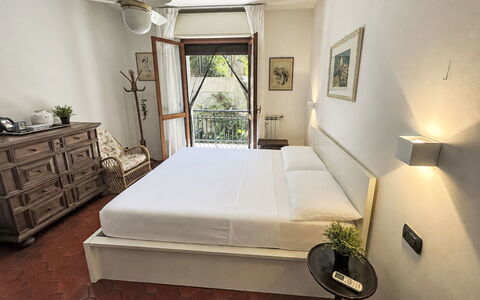 Rubens: Furniture, Interior Design, Wood, Bedroom, Bed, Floor, Flooring, Room, Home, Bedding