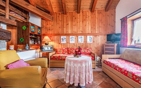 Les Combes 6: Home, Cottage, Log Cabin, Wood Stain, Hardwood, Houseplant, Farmhouse, Living Room, Resort, Hotel