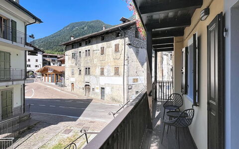 Ca' Alma Dolomia: Window, Neighbourhood, Residential Area, Town, Apartment, Urban Design, Balcony, Door