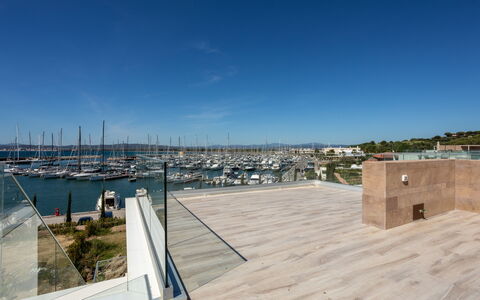 Porto di Luce Luxury, Jacuzzi and Seaview: Shade, Marina, Balcony, Walkway