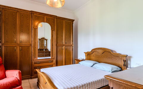 Casa Iolanda: Furniture, Bedroom, Bed, Interior Design, Wood, Cabinetry, Flooring, Floor, Room, Bed Sheet
