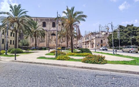 Dimora Avola Centro: Tree, Family Car, Town Square, Arcade