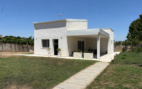 Villa la Vigne: Residential Area, Home, House, Door, Estate, Garden, Shade, Landscaping, Concrete, Hacienda