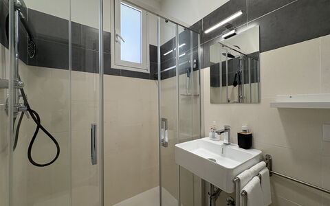 Villa la Vigne: Bathroom, Plumbing Fixture, Flooring, Floor, Interior Design, Sink, Toilet, Tap, Plumbing, Bathroom Sink