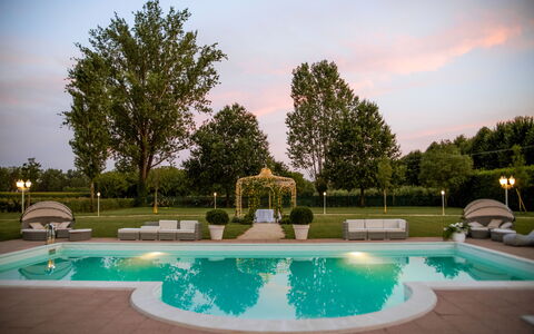 Relais Villa Mirandola: Garden, Lawn, Yard, Park, Swimming Pool, Night, Light Fixture, Hacienda, Villa, Mansion