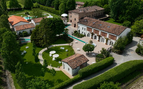 Relais Villa Mirandola: Estate, Garden, Lawn, Hacienda, Mansion, Courtyard, Landscaping, Yard, Villa, Park