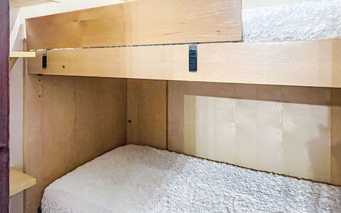 Presanella: Bunk Bed, Wood, Floor, Flooring, Bedroom, Bed, Linens, Bedding, Room, Wood Stain