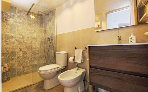 Il Giardino di Lara: Toilet Seat, Bathroom, Toilet, Bathroom Sink, Flooring, Plumbing Fixture, Sink, Floor, Interior Design, Tap