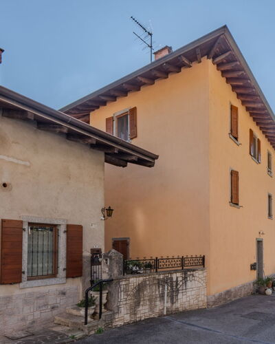 Stefani: Wall, Building, Window, House, Facade, Residential Area, Architecture, Door, Neighbourhood, Home