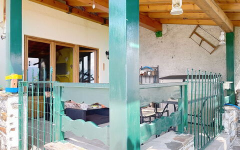 Baita Melissa: Wood, Wood Stain, Porch, Beam, Shade, Hardwood, Plank, Column, Lumber, Daylighting