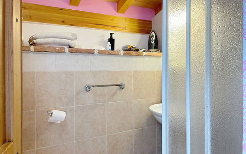 Baita Melissa: Wall, Flooring, Plumbing Fixture, Interior Design, Floor, Plumbing, Bathroom, Room, Tap, Ceiling