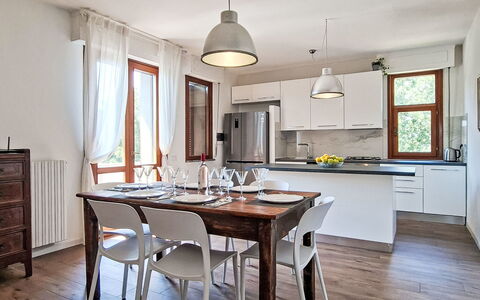 Le 3 Viste: Furniture, Interior Design, Flooring, Chair, Wood, Kitchen & Dining Room Table, Table, Light Fixture, Floor, Dining Room