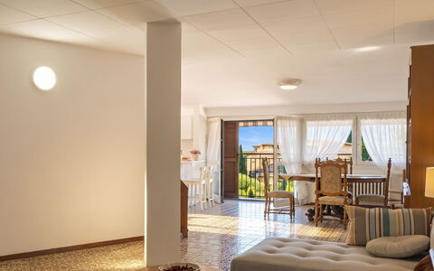 Balconi sulla Spiaggia: Balcony, Wood Stain, Houseplant, Outdoor Furniture, Flowerpot