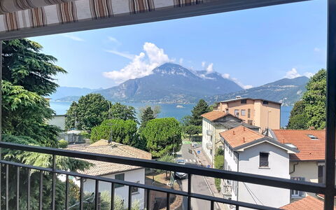 Balconi sulla Spiaggia: Balcony, Wood Stain, Houseplant, Outdoor Furniture, Flowerpot