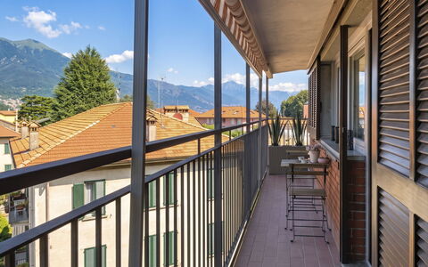 Balconi sulla Spiaggia: Balcony, Wood Stain, Houseplant, Outdoor Furniture, Flowerpot